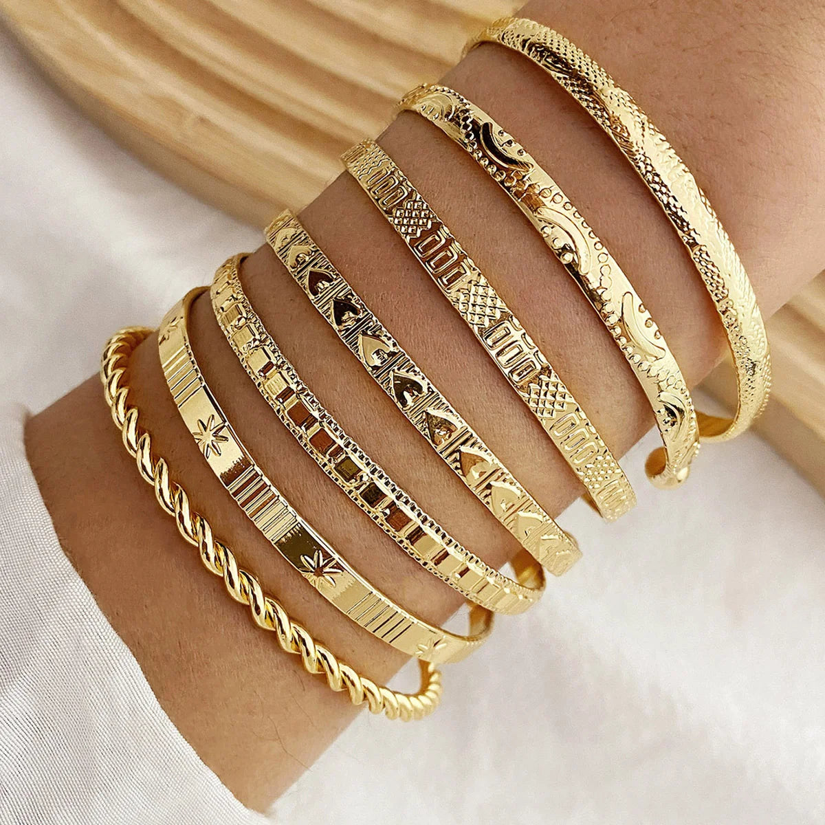 7pcs/set Retro Gold Carved Heart Hexagon Star Twists Geometric Opening Bangle Set Women Cuff Bracelet Fashion Jewelry